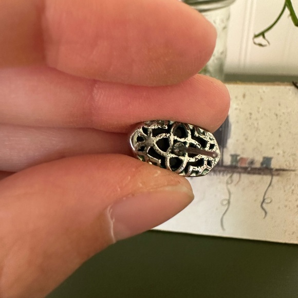 Kendra Scott Ellie stud earrings - Picture 3 of 4